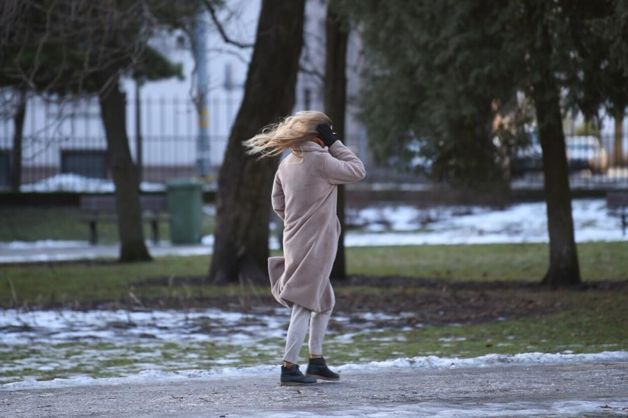 Trešdien gaidāms lietus un brāzmains vējš