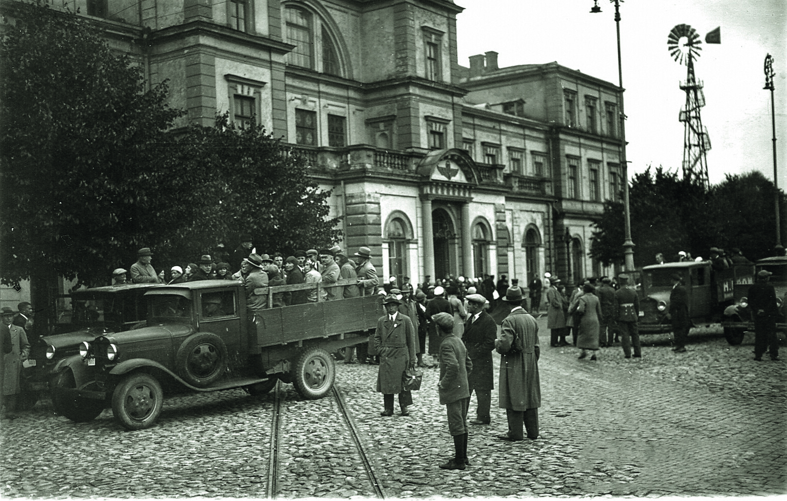 Pacietīgā dzelzceļa pasažieru ēka ilgojas pēc ziedu laikiem
