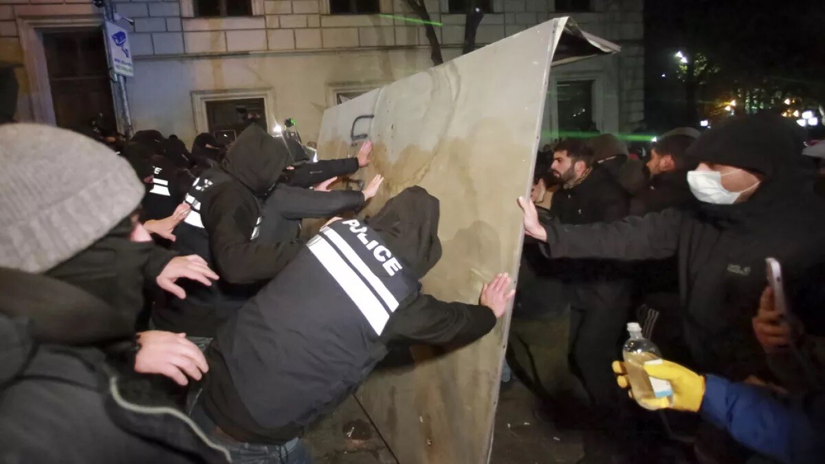 Gruzijā protestos pret ES iestāšanās sarunu apturēšanu aizturēti 43 cilvēki