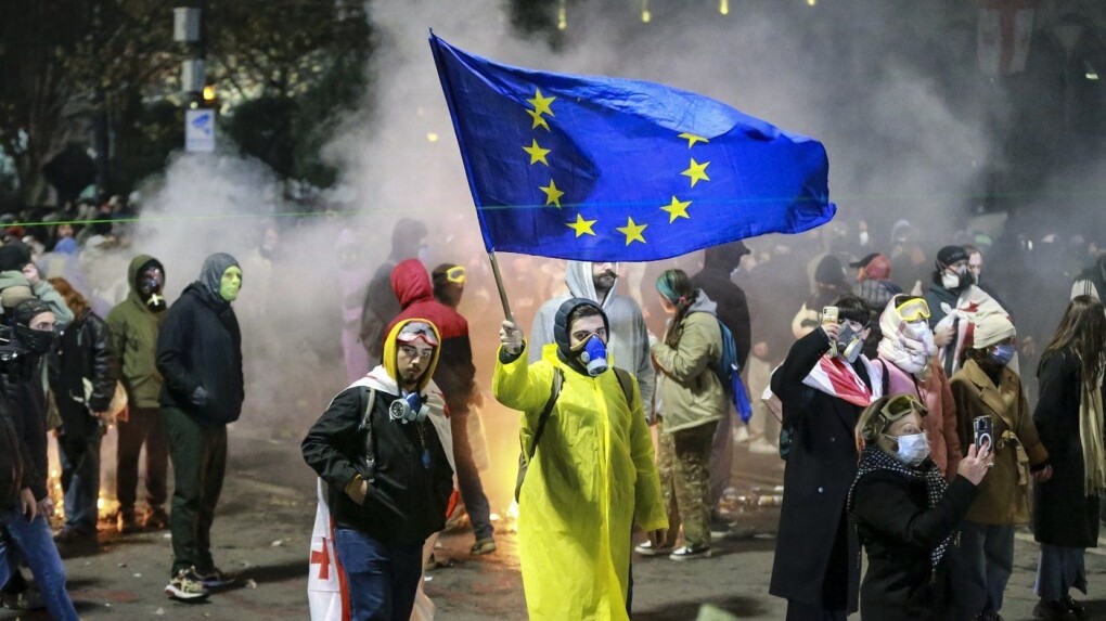 Gruzijā turpinās protesti pret valdības lēmumu apturēt iestāšanās sarunas ar ES