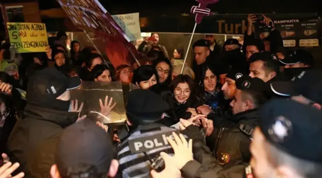 Turcijas policija aiztur desmitiem demonstrantu, kas pieprasa lielāku aizsardzību sievietēm