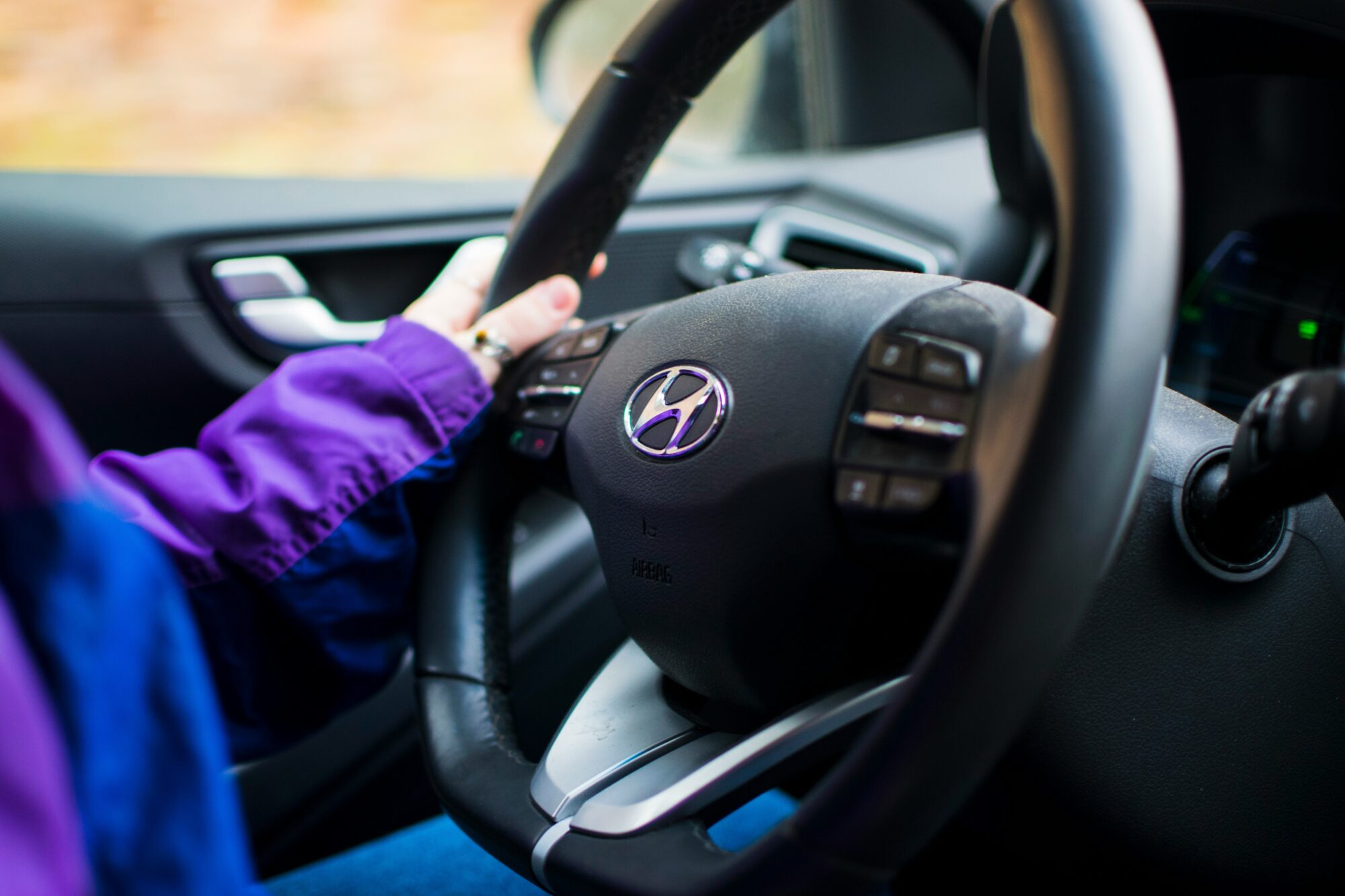 Ar “Hyundai” izstumda automašīnas LOC stāvvietā