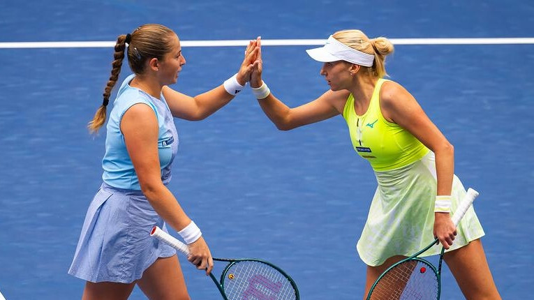 Ostapenko pārī ar Kičenoku noslēdz “WTA Finals” dubultspēļu turnīru ar trīs zaudējumiem