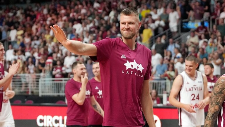 Kristaps Porziņģis un Kitija Laksa atzīti par Latvijas gada labākajiem basketbolistiem