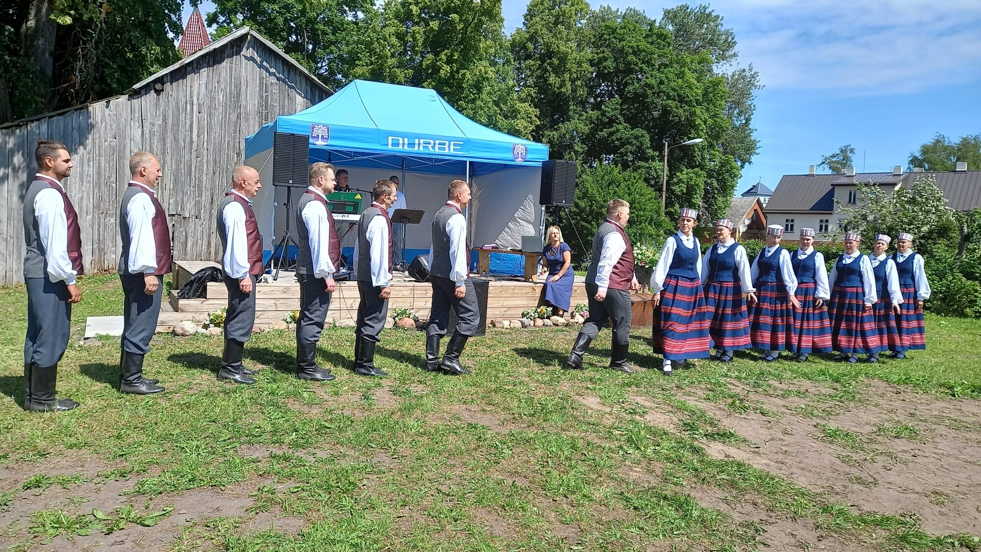 Deju kolektīvs “Lindale” ilgojas pēc Bārtas tautas tērpiem