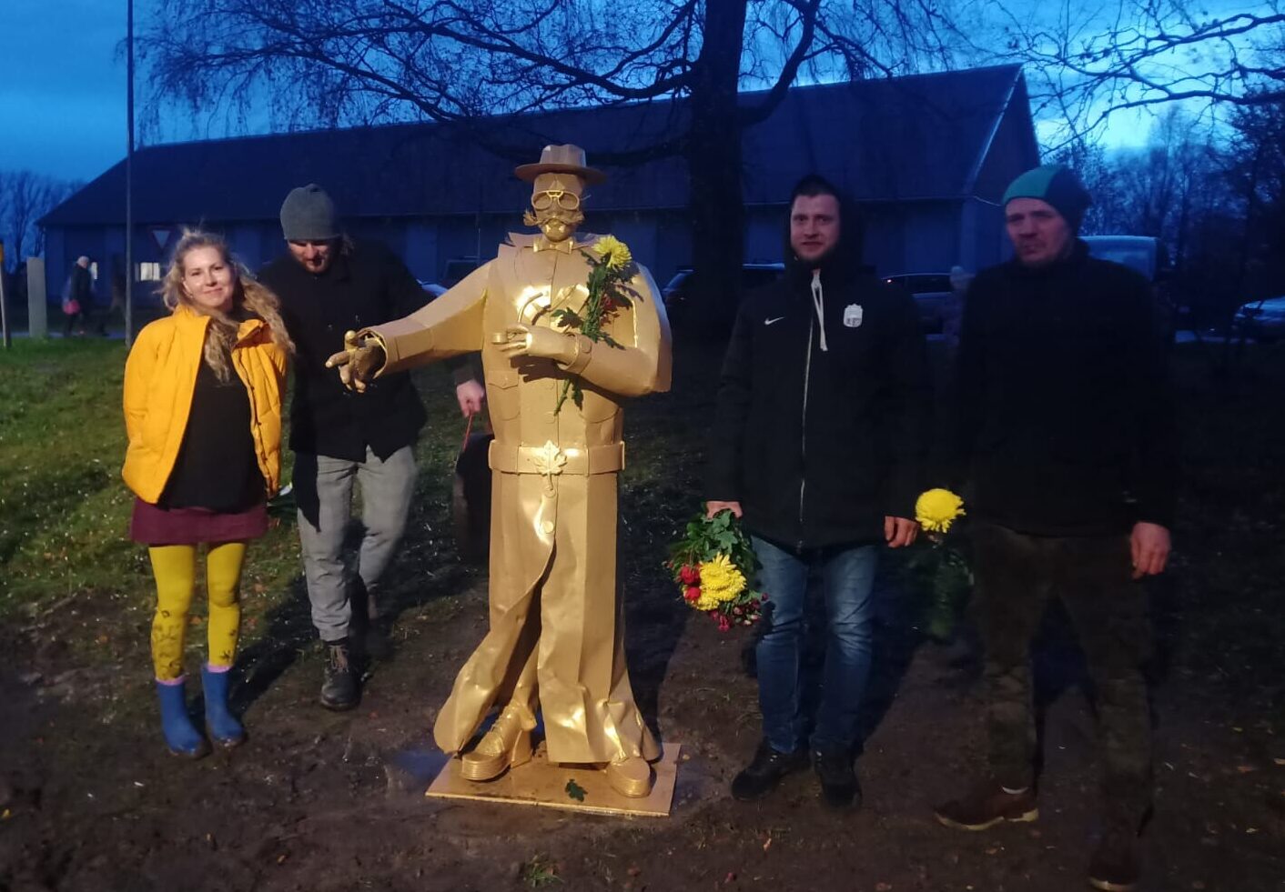 Foto: Kazdangā garāmbraucējus sagaidīs “Stopējošais barons”