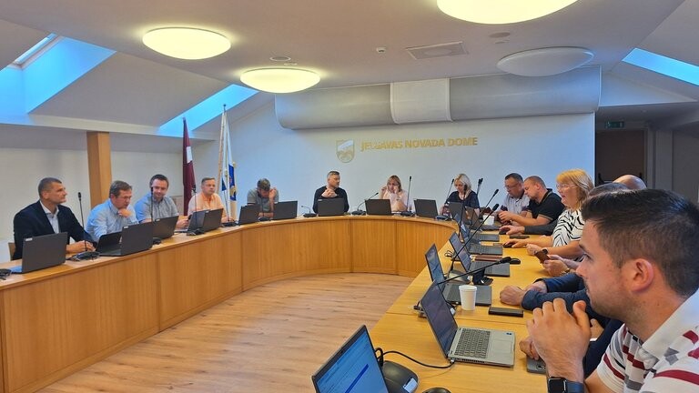 Jelgavas novada jaunajai vadībai bažas par pašvaldības nespēju nokārtot saistības