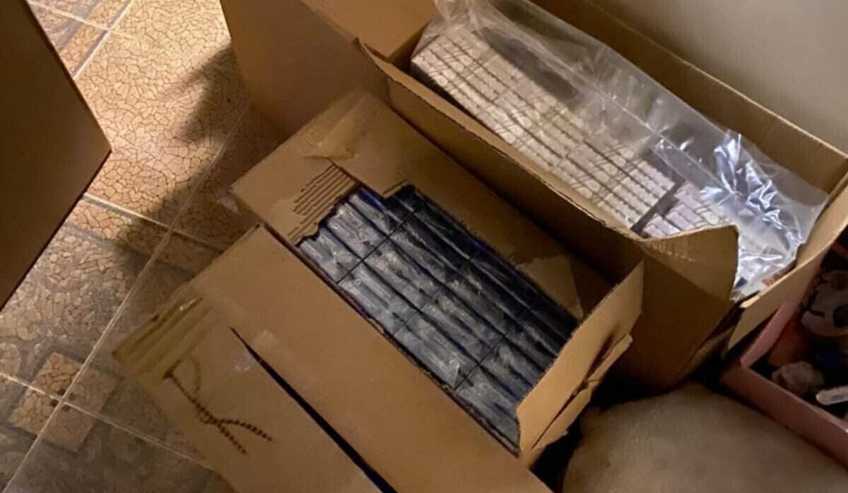 Kratīšanas laikā pie vīrieša Jelgavā atrod narkotikas, cigaretes, šaujamieroci un tā munīciju