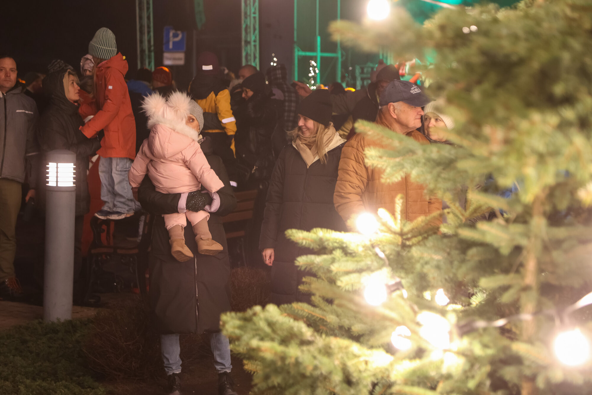 Foto: Dienvidkurzemes pilsētas un ciemi ietērpj egles svētku rotās