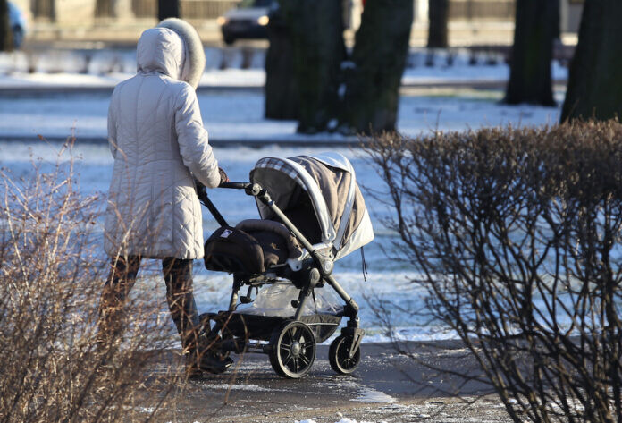 Palielina atbalstu aizbildņiem, audžuģimenēm un adoptētājiem