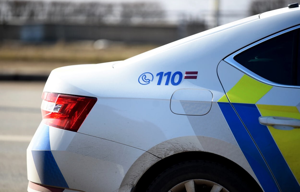 Saldus pusē sabraukts sirmgalvis. Autovadītājs bez tiesībām, auto – bez ziemas riepām