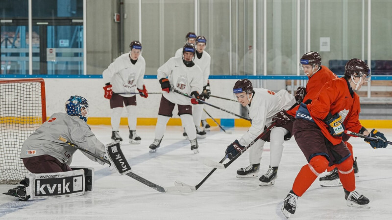 Latvijas U-20 hokeja izlase uz treniņnometni Kanādā dosies ar 13 Eiropā spēlējošajiem hokejistiem