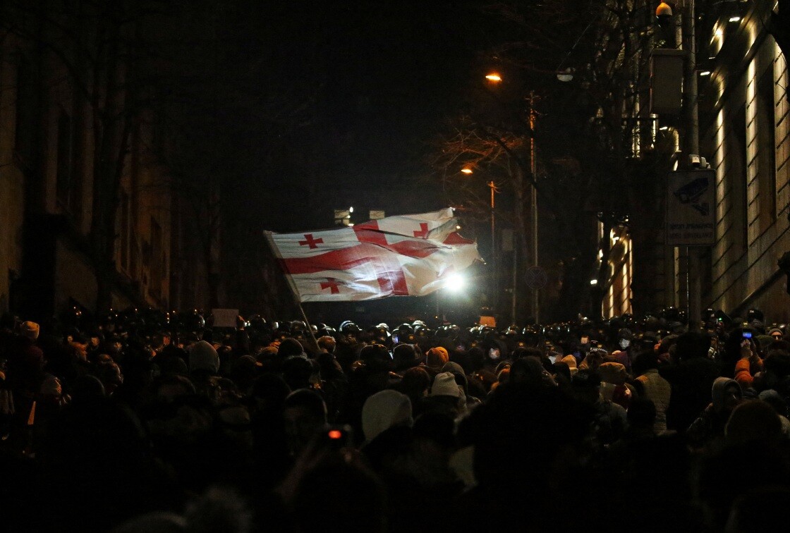 Gruzijā ceturto dienu turpinās protesti pret valdības lēmumu apturēt sarunas par iestāšanos ES