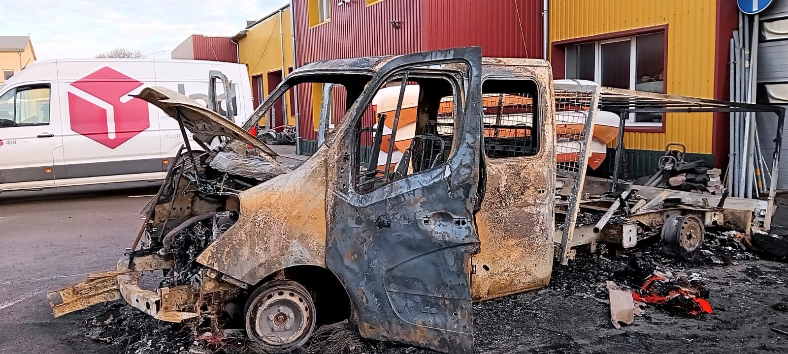 Oskara Kalpaka ielā deg kravas auto