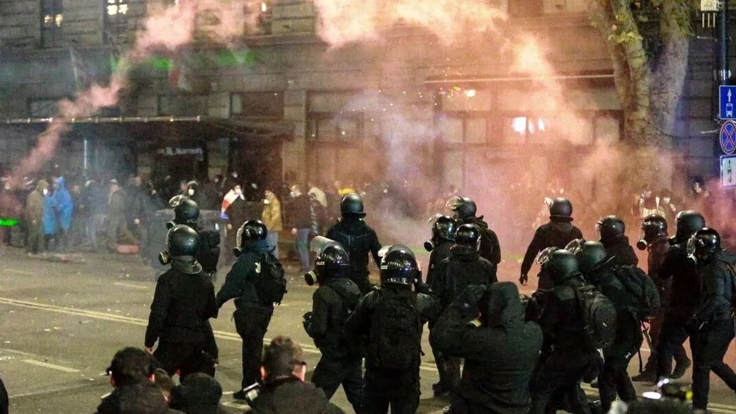 Gruzijā protestos ievainots 21 policists