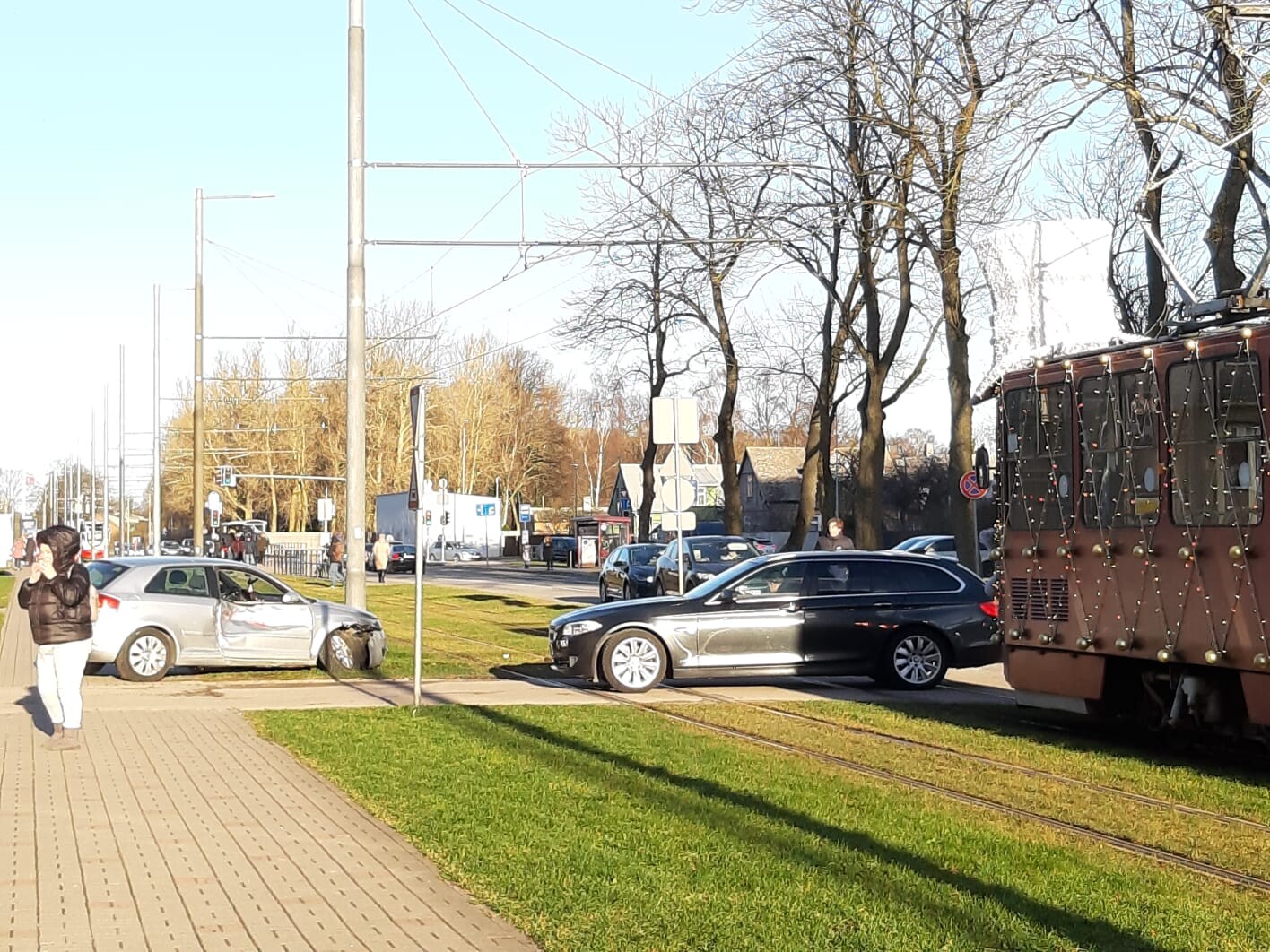 Foto: Negadījumā iekļūst Liepājas Ziemassvētku tramvajs. To sola salabot un atgriezt ierindā