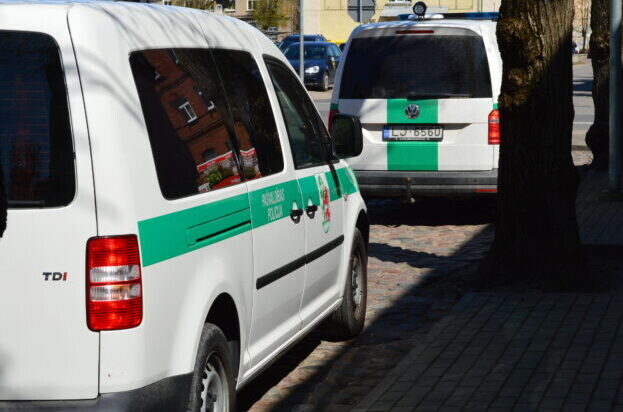 Aizdomās par braukšanu narkotiku reibumā aizturēts Liepājas pašvaldības policists