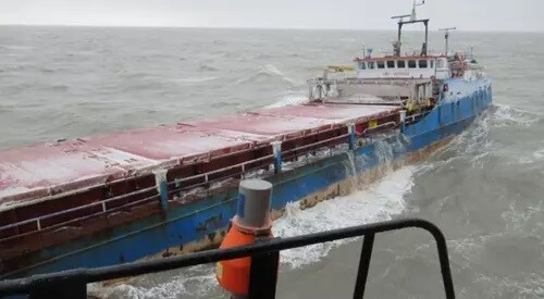No Krievijas tankkuģiem noplūdušais mazuts piesārņojis Melnās jūras pludmales 50 kilometru garumā