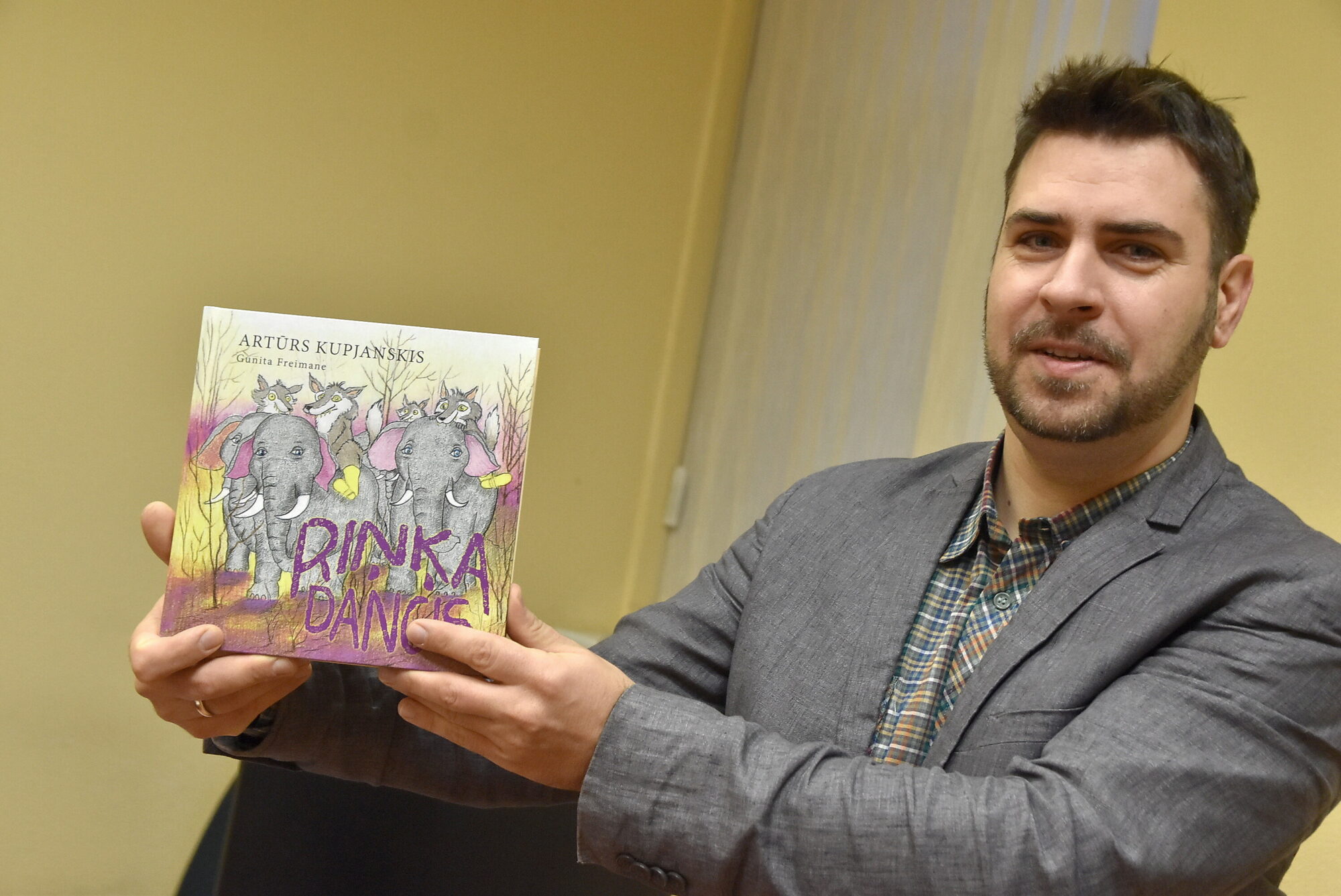 Paša radīta pasaka pārtop ilustrētā grāmatā