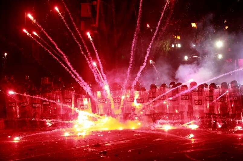 Gruzijā trešo nakti turpinās protesti pret sarunu par iestāšanos ES apturēšanu
