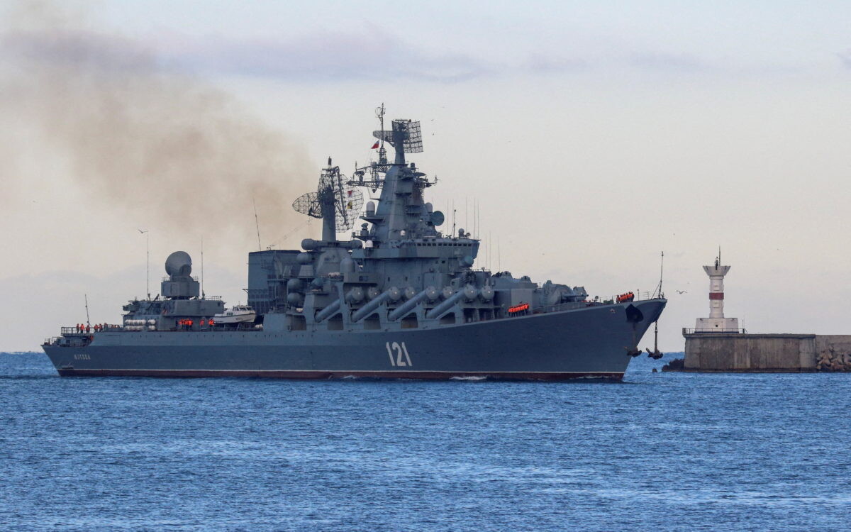 No Krievijas tankkuģiem noplūdušais mazuts piesārņojis Melnās jūras pludmales 54 kilometru garumā