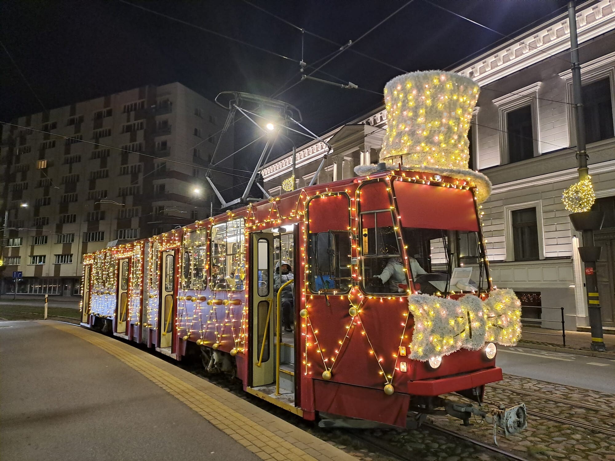 Ziemassvētku tramvajs salabots un priecēs atkal