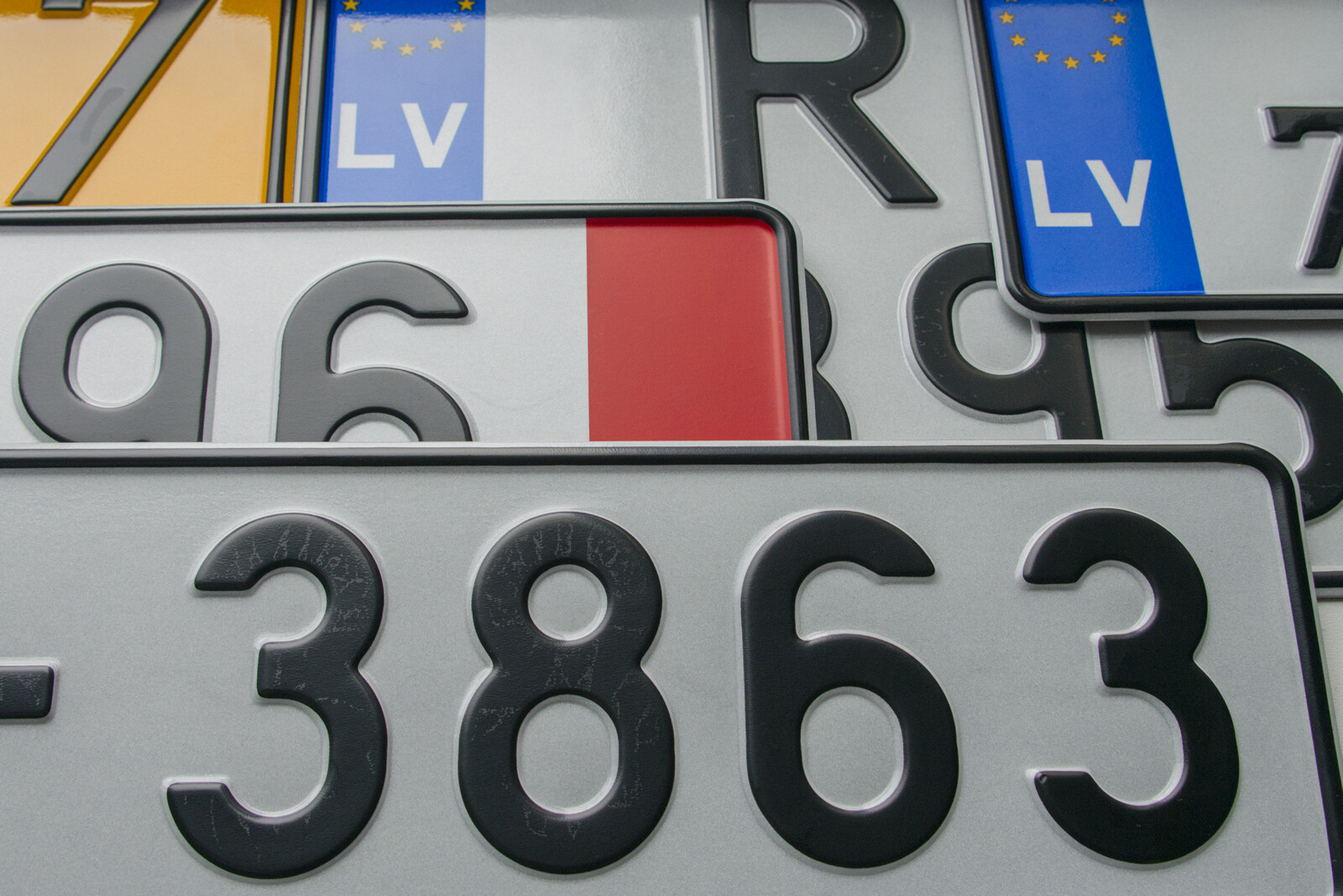 Transportlīdzekļu numura zīmēs varēs iekļaut valsts ģerboni