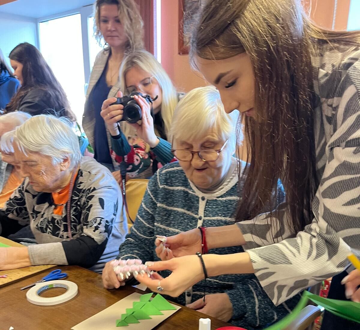 Foto: Jaunieši iepriecina Veco ļaužu nama seniorus