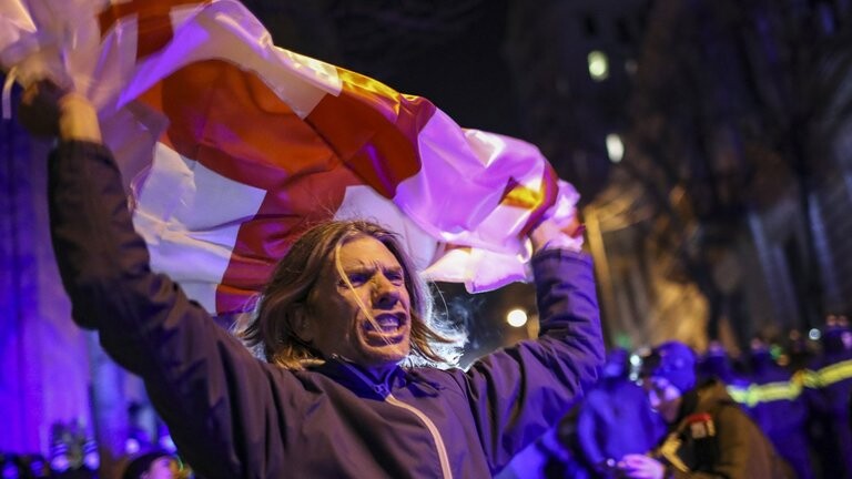 Video: Gruzijā septīto nakti pēc kārtas turpinās protesti