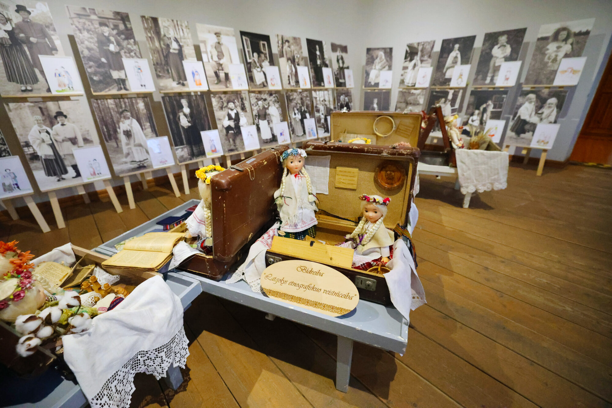 Latgale: Varakļānos atklāj trīs etnogrāfisko materiālu izstādes