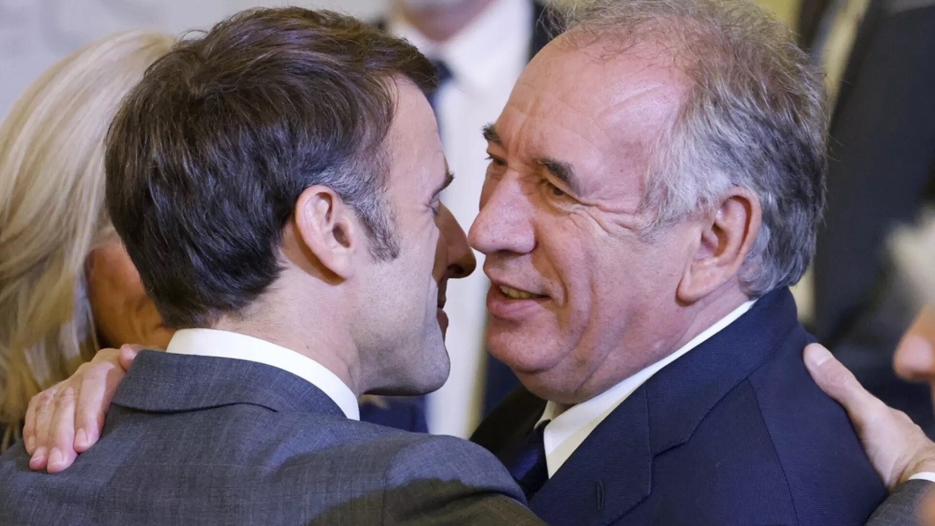 Makrons uzdod veidot valdību centristam Bairū