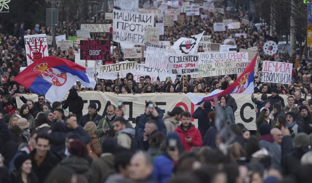 Belgradā tūkstošiem cilvēku protestē pret Serbijas valdību