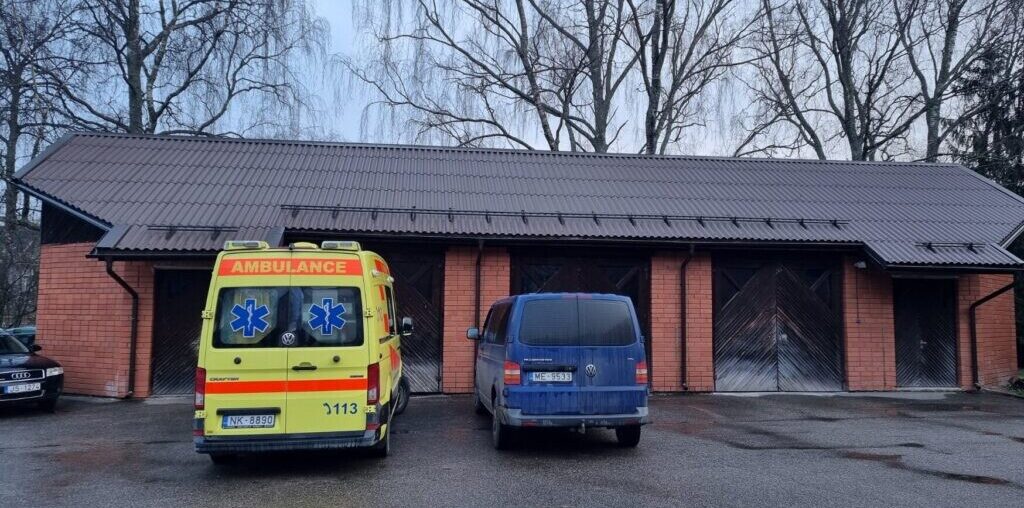 Vidzeme: Nomainīts jumts Mazsalacas slimnīcas garāžai
