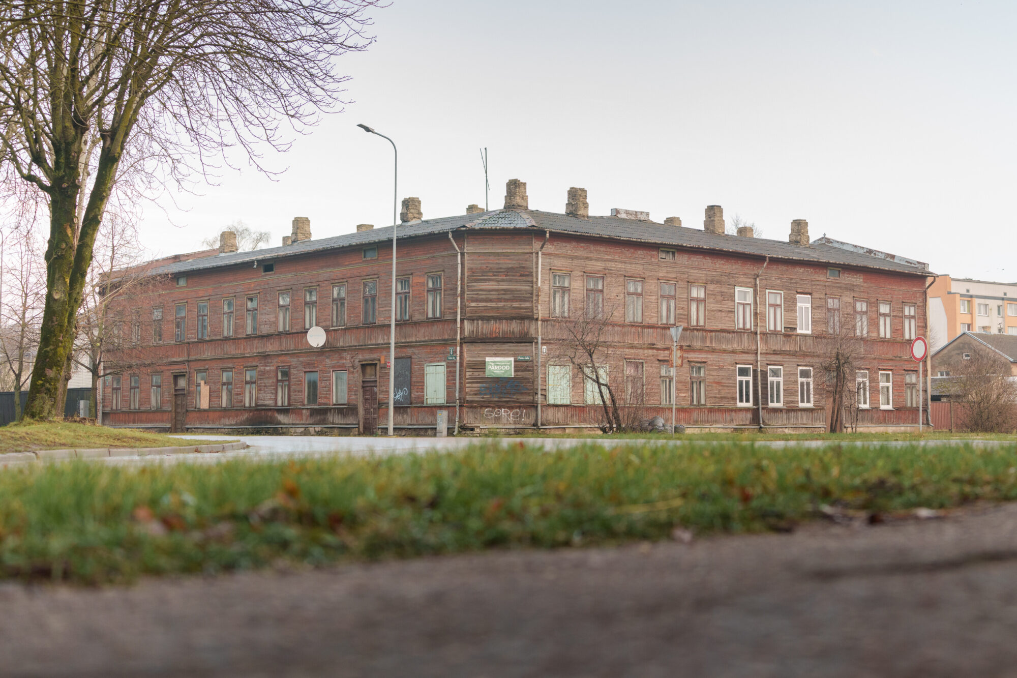 Izsolē var iegādāties nekustamo īpašumu Krūmu ielā 8