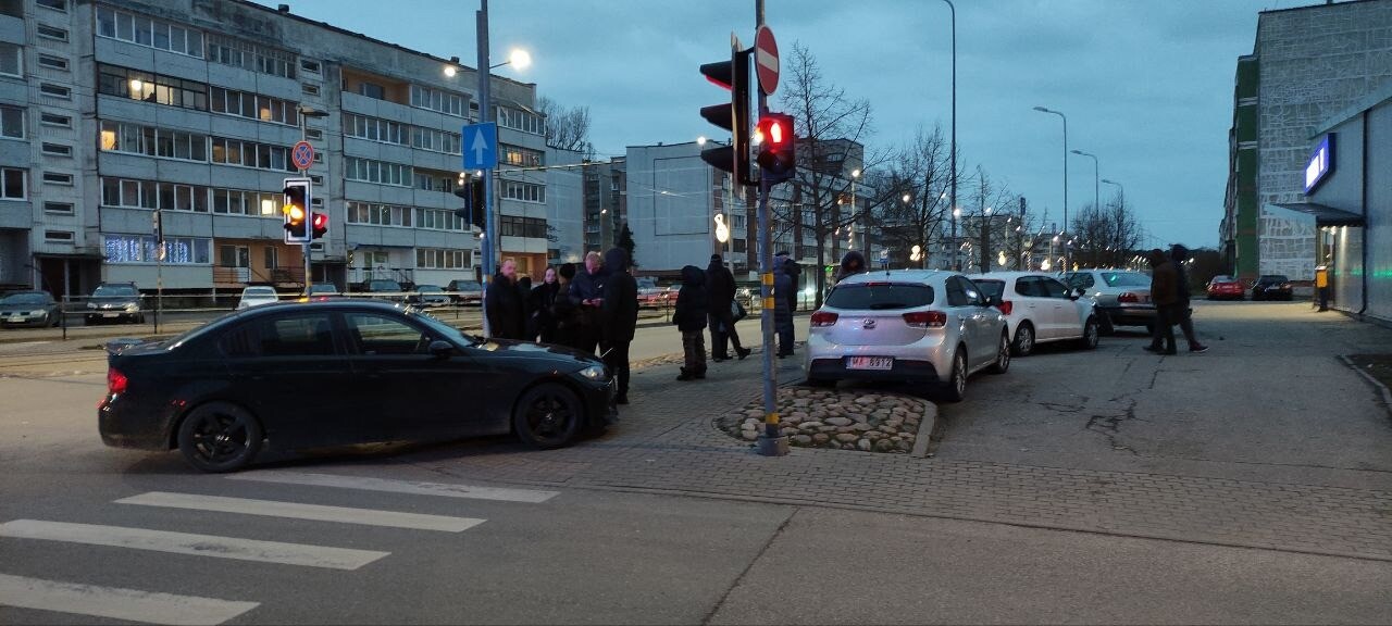 Foto: Jezga M. Ķempes ielā – “apskādē” divus braucošus un trīs stāvošus auto
