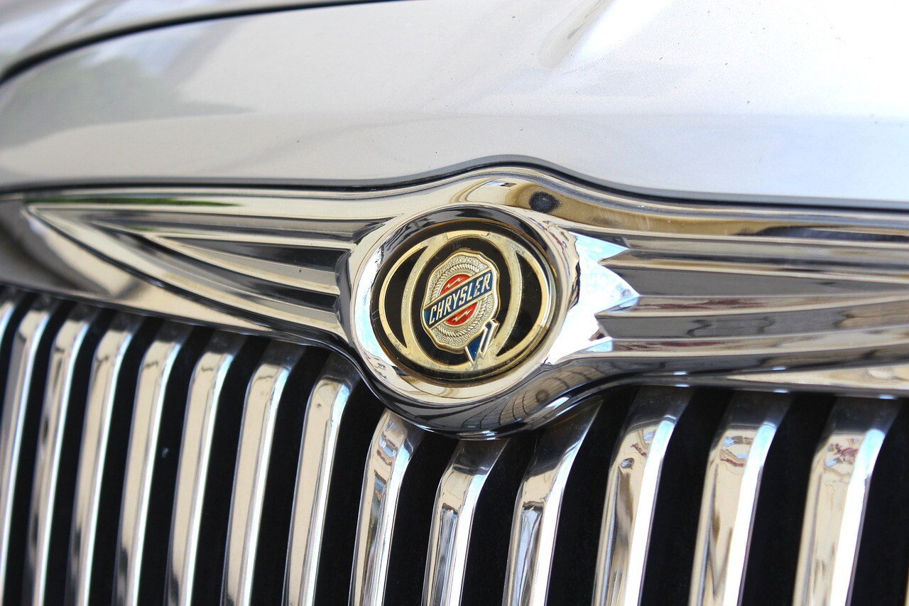 “Chrysler” vadītājs ostā uzbrauc lokomotīvei