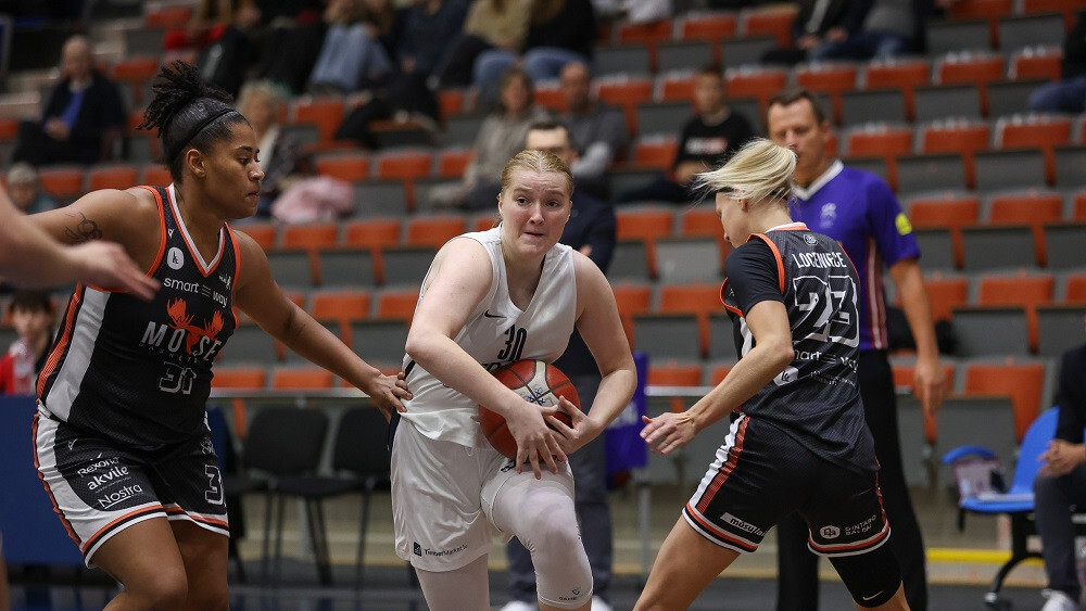 Video: Liepājas basketbolistes izbraukumā uzvar Rīgas Stradiņa Universitāti