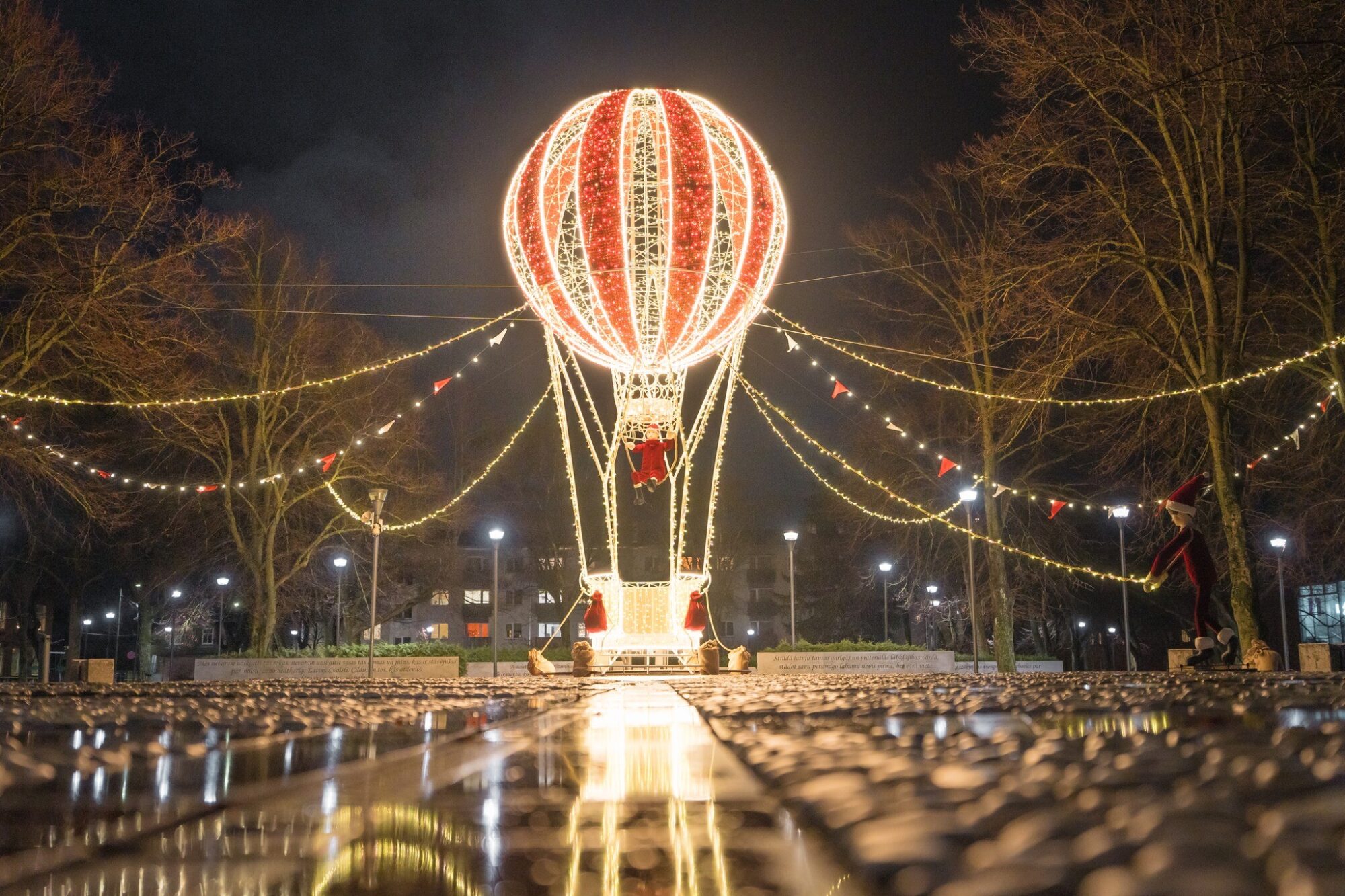 Foto: Šogad Ziemassvētku gaisa balons nolaidies J. Čakstes laukumā