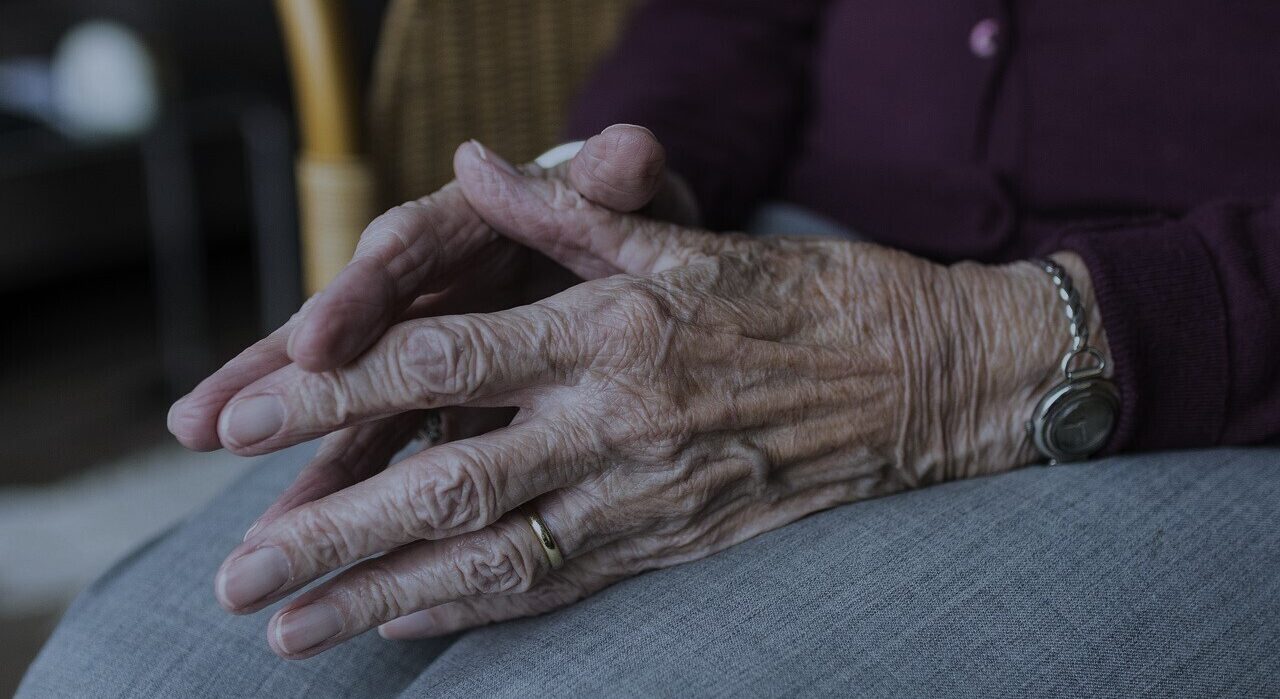 Priekulniece kļūst par romantiska krāpnieka upuri un zaudē vairāk nekā 6000 eiro