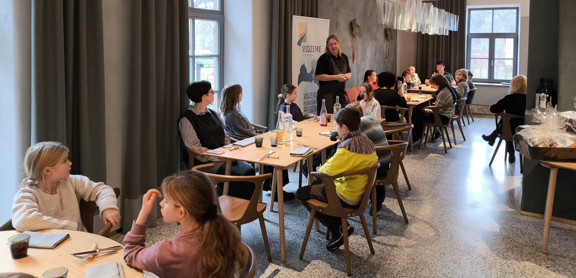 Vidzeme: Pavāru mājā Līgatnē sveic konkursa “Ko celsim galdā skolas pusdienās?” uzvarētājus