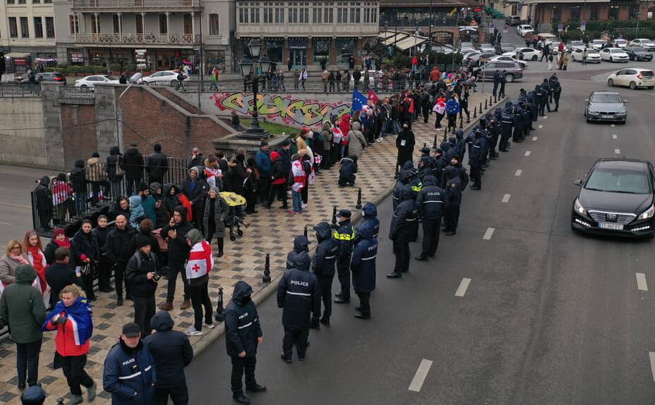 Video: Gruzijā tūkstošiem cilvēku sadodas rokās “vienotības ķēdē”