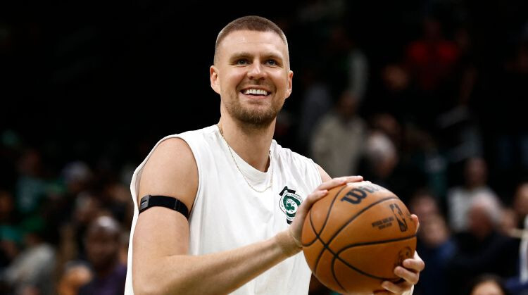 Video: Porziņģis no “Celtics” Ziemassvētkos saņēmis džemperi un konfektes