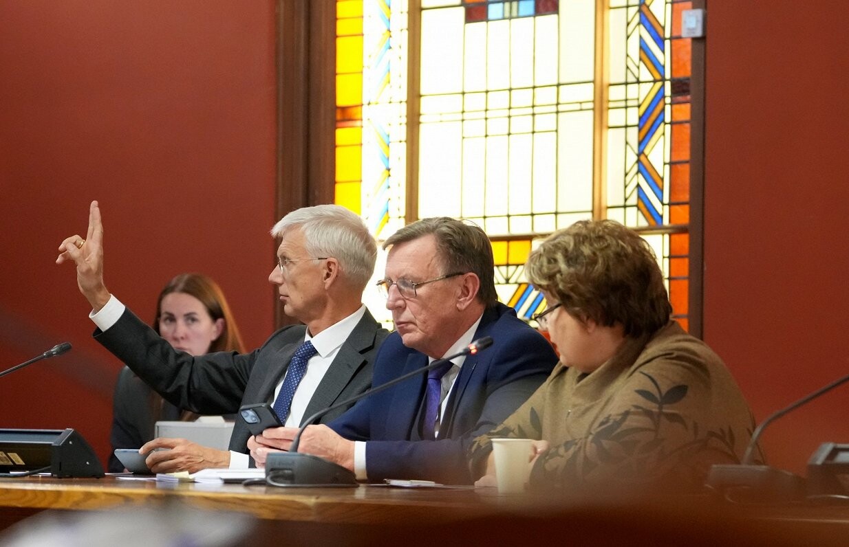 Parlamentārās izmeklēšanas komisija: Būtiskākās kļūdas “Rail Baltica” projektā pieļāva Kariņš, Briškens un Linkaits