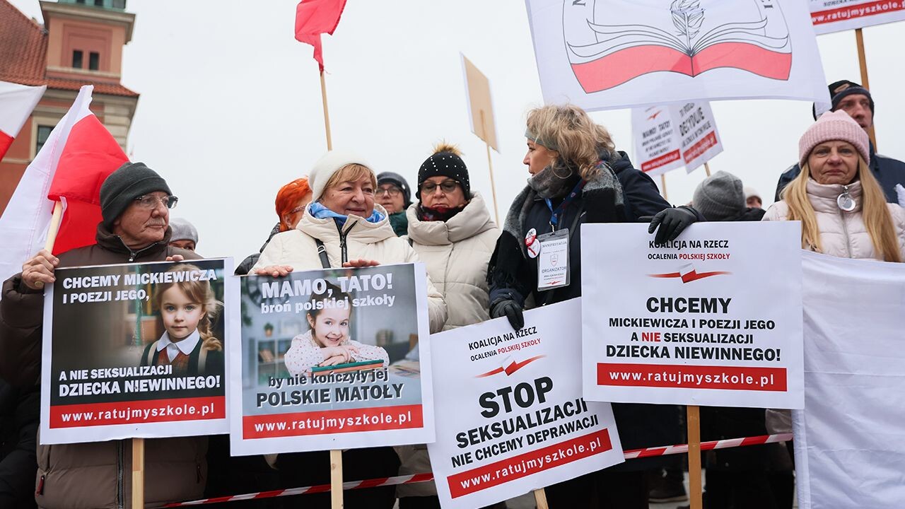 Polijā konservatīvie protestē pret veselības mācību skolu programmā