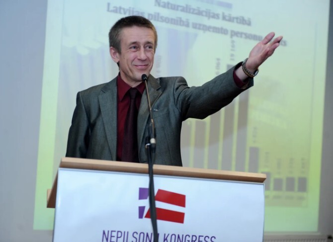 Raidījums: Par sadarbību ar Krieviju tiesātais izdos grāmatu par krievu apspiešanu Latvijā