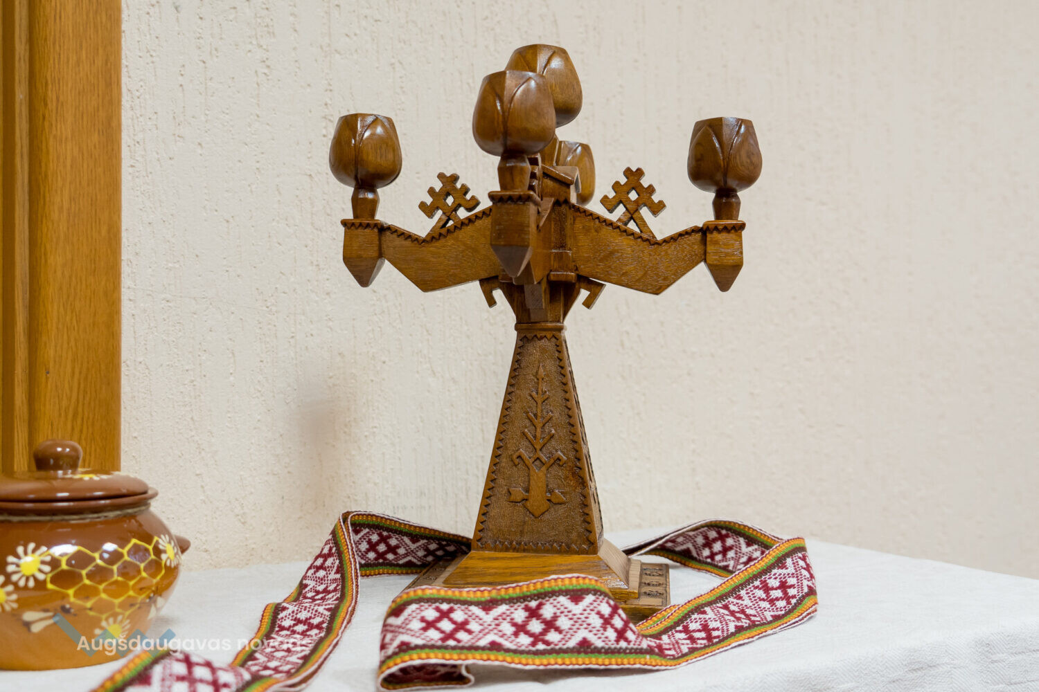 Latgale: Restaurēti unikāli koka svečturi