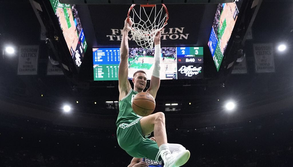Video: Porziņģis gūst 19 punktus “Celtics” uzvarā pār “Pistons”