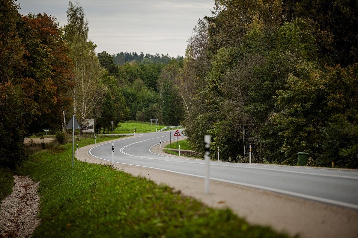 Opozīcijai kritizējot, nākamgad palielinās lielāko daļu autoceļu lietošanas nodevu