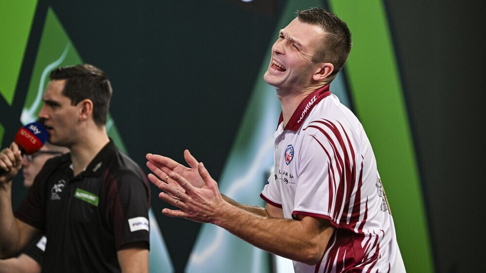 Video: Razma piedzīvo zaudējumu pasaules čempionāta šautriņu mešanā trešajā kārtā