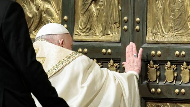 Francisks atver Pētera bazilikas Svētās durvis un atklāj katoļu Jubilejas gadu